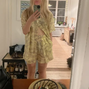 Shorts och skjort-set - Stl, 36 men passar även större stl, oversized. Lyocell och polyamid. Väldigt skönt material. Knappt använt, burit endast 2-3 ggr. (Något skrynklig på bilderna). 