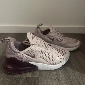 Nike air Max 270 - Nike air Max 270 i färgen barely rose/vintage wine i storlek 37,5. Fint skick förutom en liten fläck på ena skon