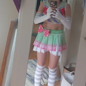 kotori cosplay(ingen peruk) - !TRYCK INTE PÅ KÖP NU!Säljer min kotori cheer cosplay. Tredje ägaren😋 den är bra kvalite men ena strumpan har ett hål(se sista bilden) jag har klippt bårt lite av franset på toppen, för jag tyckte det var fult. Kan möttas upp på comicon, tvättas innan köp