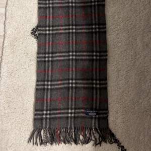 Burberry vintage halsduk köpt på Haiendo. Har kvitto från haiendo, skickar hela vid förfrågan. Bra vintage skick