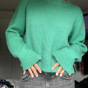 Skön stickad tröja i fin grön färg. Använt skick, se sista bild för kvalitet.  Storlek L men sitter bra för mig som brukar ha S.