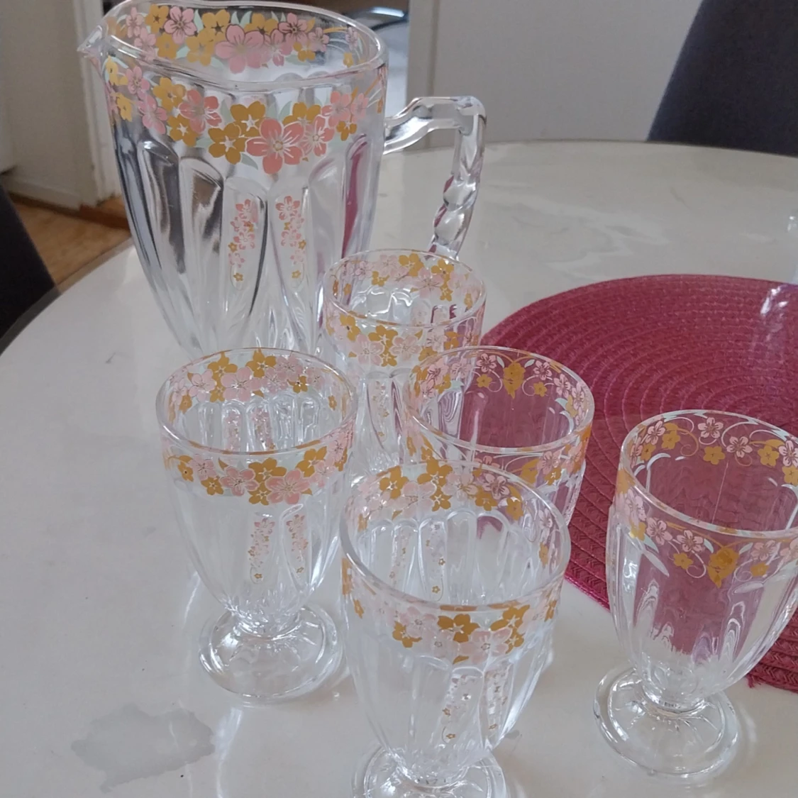 5 glas och 1 kanna väldigt fint