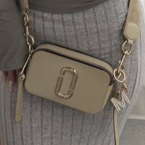 Intresse koll!! - Intresse koll på min Marc jacobs väska! köptes för 3 månader sen, kvitto och dustbag finns,. Jätte fint skick knappt använd 