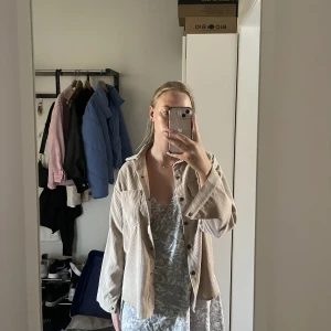 Beige Skjorta  - Manchester material på denna skjorta. Den är stl S men är ganska oversize