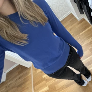 Långärmad topp - En superfin blå tunn långärmad topp från Lindex💗 Tröjan har guld detaljer vid ärmsluten. Skriv till mig vid intresse🙌