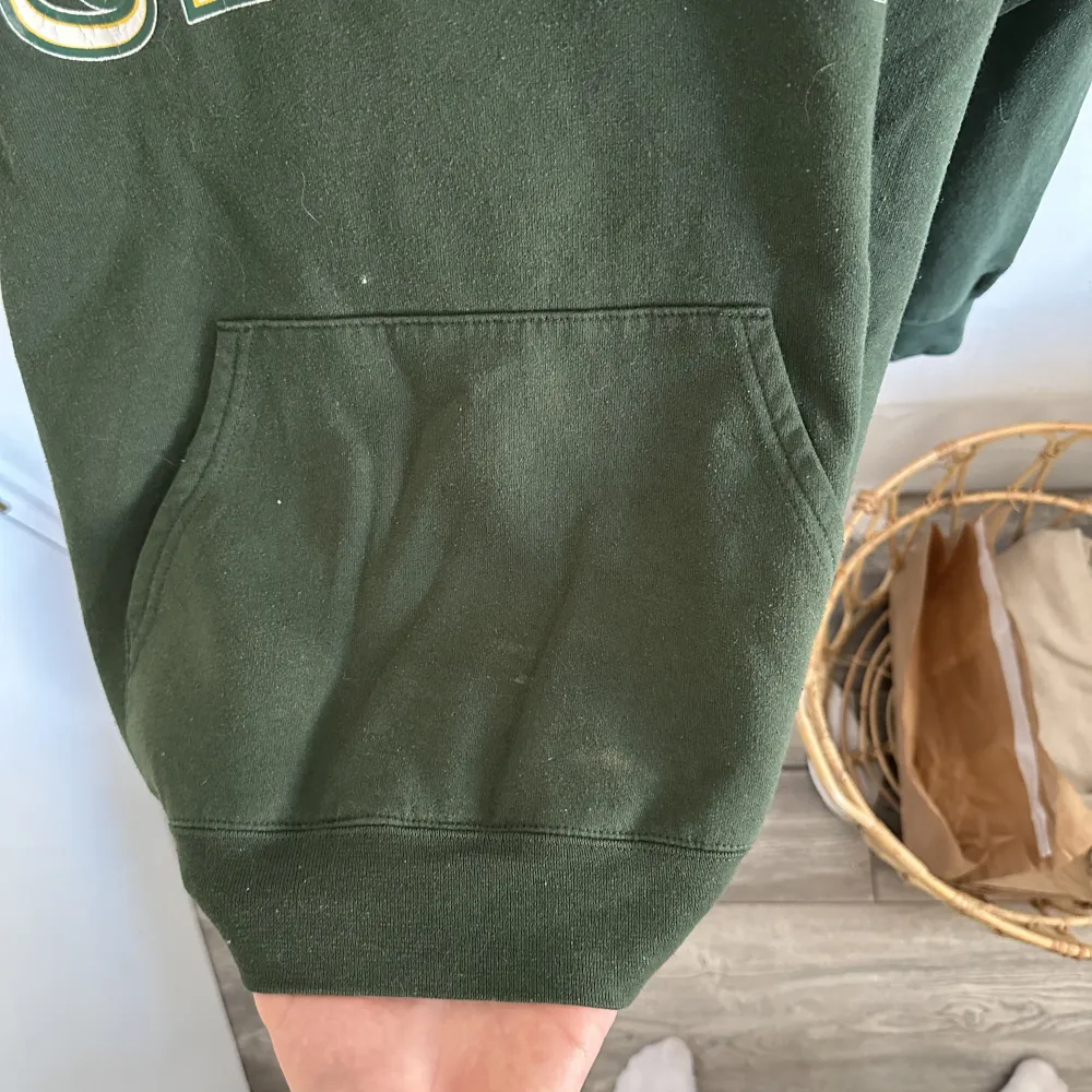 Vintage mörkgrön hoodie, storlek M, pris 200kr, se bilder för skick. Hoodies.