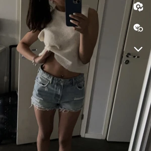 Jeans shorts - Säljer dessa ursnygga jeans shorts från zara✨ säljer de kommer inte längre kommer till användning. Mycket fint skick och nypris är 399kr💗