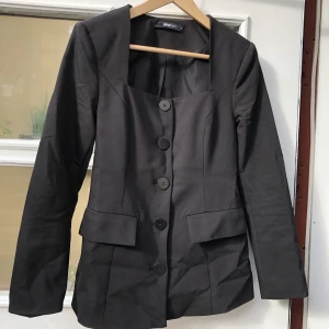 cool kavaj storlek Xs - använd fåtal gånger. l den har lite pads i axlarna och går fint in i midjan. nypris 600