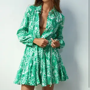 Säljer nu denna jättefina klänningen från zara. Den är i superbra skick och är knappt använd🥰 säljer pga den ej kommer till användning. Hör av er för bilder😊 i stl M men passar även s