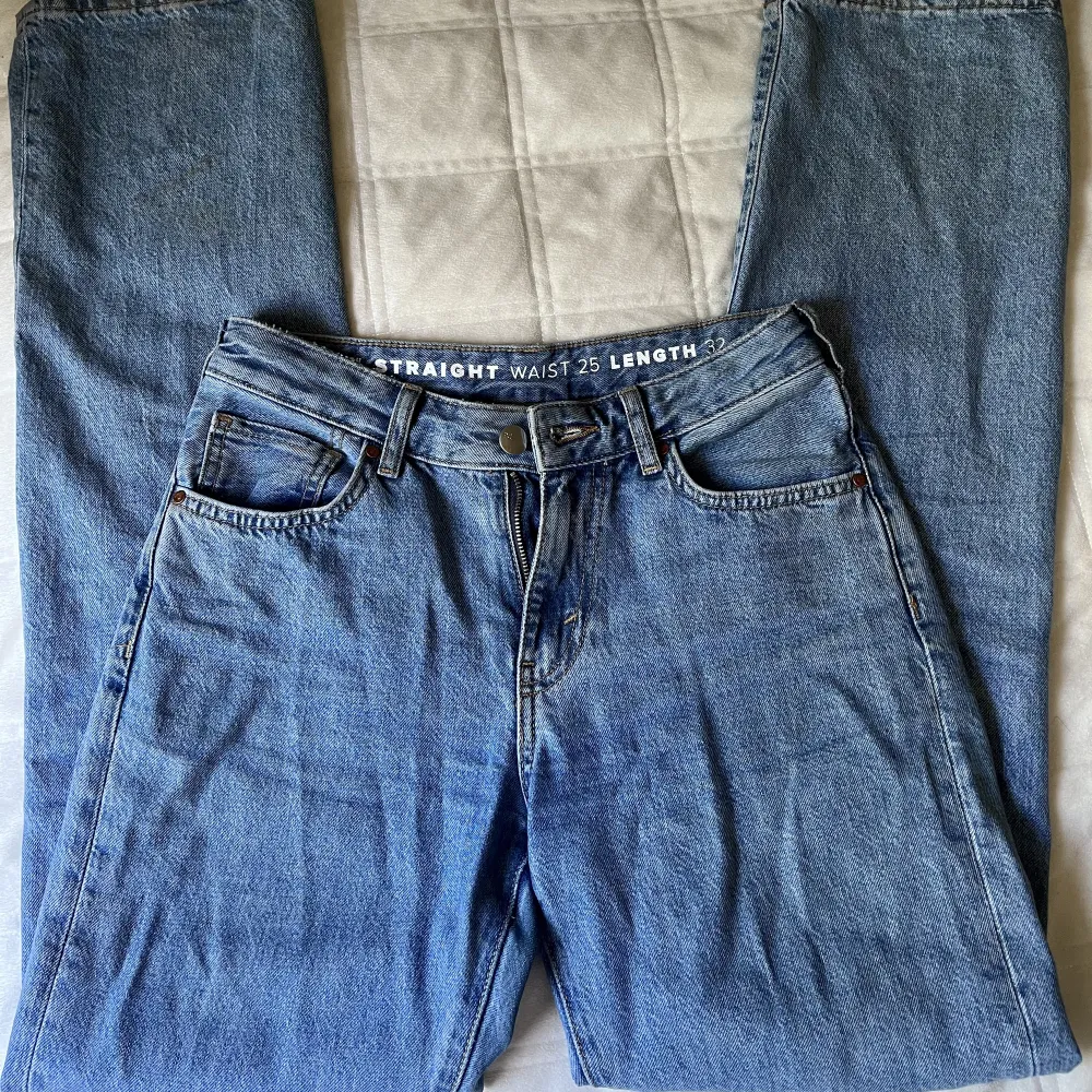 jättefina blåa lågmidjade jeans från bikbok. köpta för ett år sedan för 600. användt en del men i fint skick😇. Jeans & Byxor.