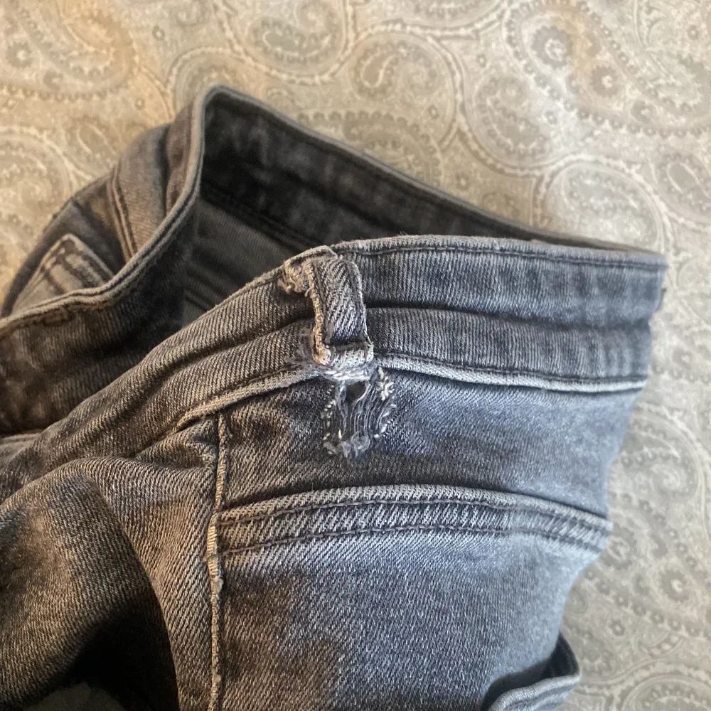Jeans från zara med slits i storlek 34 full lenght passar mig som är 175 cm lång  Se bild nr 2 . Jeans & Byxor.