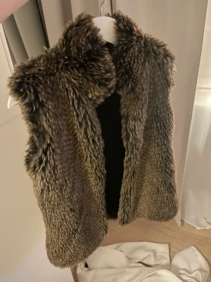 Pälsväst  - Så snygg väst i fake päls, passar xs 💛