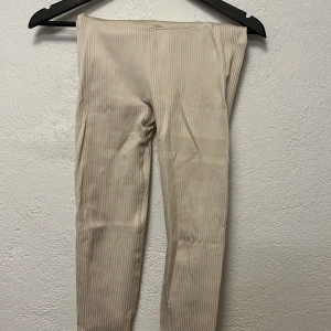 Träningsbyxor  - Träningsbyxor från stronger. Använda men i bra skick. 