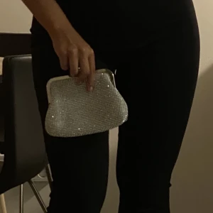 Glittrig clutch - Glittrig clutch. Använd en gång. Får plats med det viktiga: mobil, plånbok & nycklar