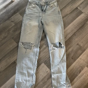 Gina jeans  - Säljer mina fina jeans få de blivit lite små för mig. Nypris är 599 kr och säljs för 120 kr + frakt då jag vill bli av med de så fort som möjligt! Vid funderingar är det bara att höra av sig❤️