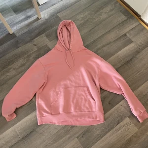 Monki hoodie - Sjukt mysig hoodie från Monki, säljer för jag har fler och den inte kommer till användning. Sparsamt använd och vid fler bilder är det bara att höra av sig. Storlek M men passar mig som har S vanligtvis! 100 + frakt men det går att diskutera❤️