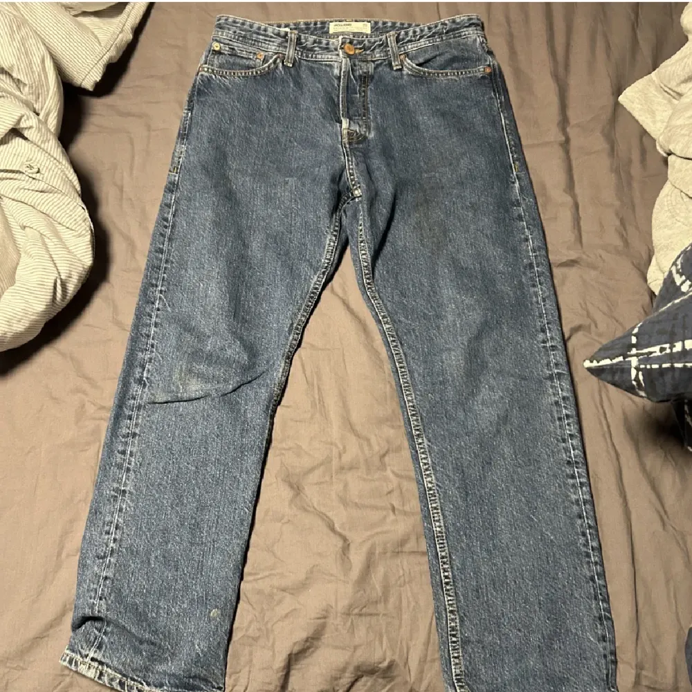 Oanvända, en liten fläck på vänstra benet, kan tvättas innan frakt. Nypris 599kr.  Hör av dig vid intresse eller fler frågor 😊. Jeans & Byxor.