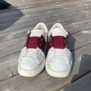 Valentino skor - Sjukt snygga och stilrena valentinos, Använda men sjukt mycket mer att ge!  Pris kan diskuteras. Vid andra frågor är det bara att skriva