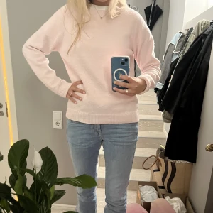 Rosa stickad tröja  - Superfin ljus rosa stickad tröja från vero Moda. 