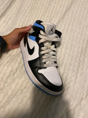 Jordans - Jordans i fint skick, finns fläckar på skosnöret men går enkelt att tvätta bort, bild kan skickas. Använda fåtal gånger i kortare stunder. Orginalkarton skickas dom i och kan även skicka med crease skydd.