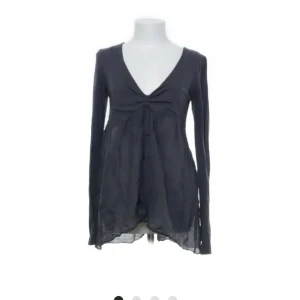 Marinblå blus  - Marinblå blus, hunkydory köpt från sellpy, aldrig kommit till användning, fint skick. Storlek M/L. 
