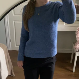 Blå stickad tröja💙 - Säljer denna blåa stickade ifrån Vero moda i fint skick!💓 Gratis frakt! Titta gärna in min profil❤️‍🔥 Hör av dig för frågor eller fler bilder🤍 