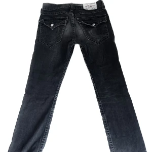 True Religion - True religion byxor. Storlek 32x32 passar perfekt om man är runt 175cm. i fint skick, använt fåtal gånger. Org. Pris  ca 4500kr. Buda över minst 50kr. Kan mötas i Stockholm. Betalning via swish, köparen står för frakt #plickgift