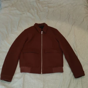 Croppad höstjacka - Riktigt clean croppad höstjacka. Köpt på Jack n Jones från deras premiumkollektion. Kostade runt 2-2.5k nypris. Sitter riktigt snyggt och är i bra skick