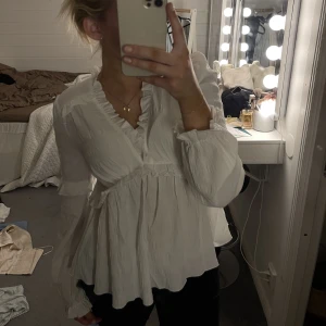 Tröja - Säljer denna blus från Nakd helt oanvänd. Skriv för fler bilder och vid intresse.🤍