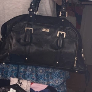 Boss väska - Jättesnygg äkta väska från Hugo Boss där man får plats med jättemycket. Den är knappt använd och går inte att köpa längre. Möts upp i Stockholm ❤️