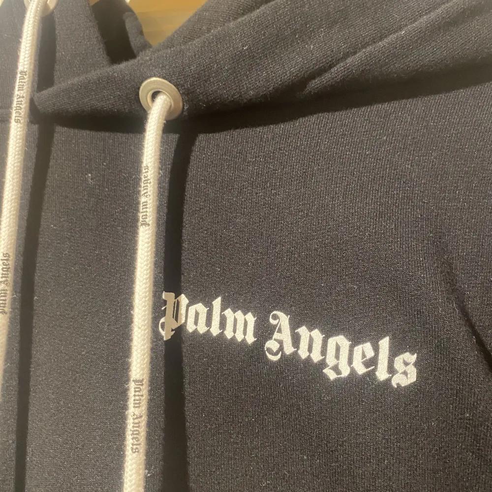 En riktigt schön Palm Angels hoodie säljes nu, skicket är riktigt shysst 9/10. Hoodien är i storlek M ( passar L )Hit me up i meddelande för funderingar kring denna skönhet. . Hoodies.