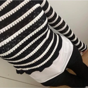 Randig topp - Jättesöt randig virkad topp ifrån zara, säljer då den inte används! Storlek xs och ganska liten i storleken