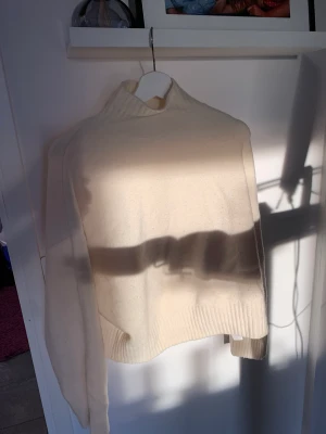 Stickad tröja! - Svin snygg och skön stickad tröja från zara i nyskick!!