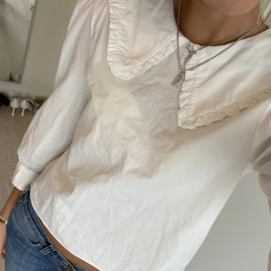 Blus  - Jättefin vit blus med krage från Zara, aldrig använd 