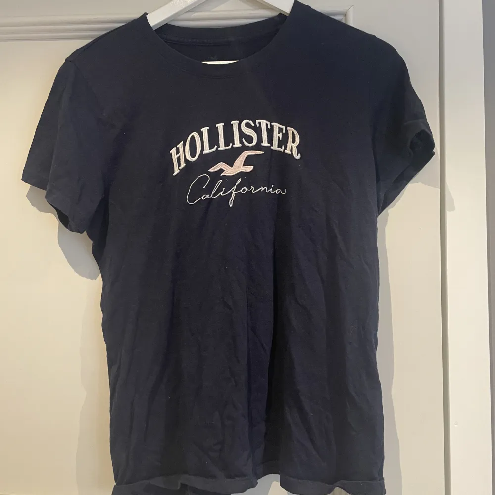 En marinblå t-shirt från hollister. Den är i storleken L och är använd några gånger.  Säljer den för 100 kr + frakt. . T-shirts.