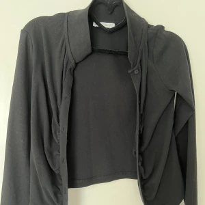 Zara kofta - Svart kofta från zara! Kan oxå användas som topp om man stänger knapparna. Säljs enbart då den är för liten! 