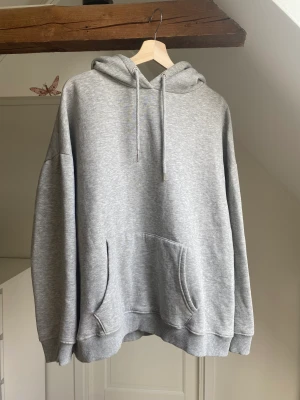 Grå hoodie - Riktigt mjuk och mysig stor grå hoodie från Nelly 