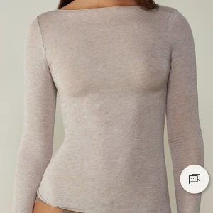 Intimissimi tröja  - Säljer denna tröjan från intimissimi. Använd 2 gånger då jag inte tycker den sitter bra på mig! 