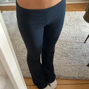 Yoga pants - Säljer mina mörkblåa yoga pants från brandy Melville ❤️ knappt använda! För långa för mig som är 162 men passar annars jättebra, har oftast Xs
