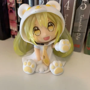 Animefigur ”Hatsune Miku” - Urgullig animefigur av Hatsune miku. Kommer med låda men är tyvärr fejk. Köparen betalar för frakt 💗