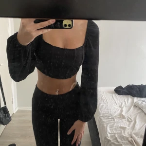 Croptop - Croptop som är lite ”puffiga” i armarna och med ”korsett”  Använd fåtal gånger, i mycket bra skick