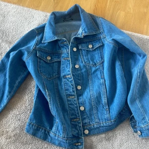 Oversize jeans jacka  - Storlek 38 men den är lite liten i storleken så skulle mer säga en 36. Väldigt fin, aldrig använt men minns inte vart den kommer ifrån då den är köpt för ett tag sedan. Pris kan diskuteras 