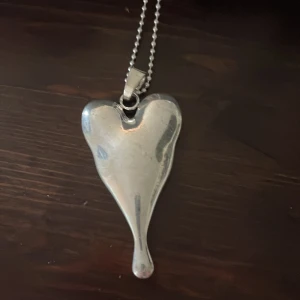 Halsband  - Nytt nickelfritt halsband 8.5 cm stort med en lång kulkedja 