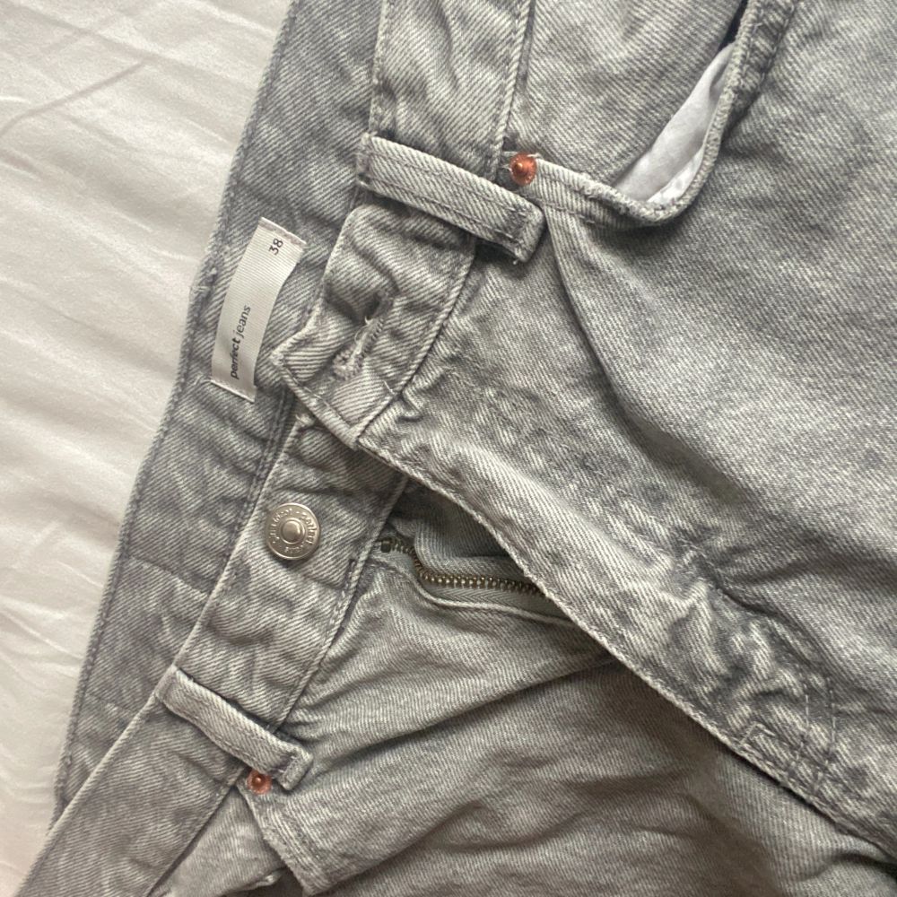 Grå Gina Gråa jeans 🤍 - Gina Tricot | Plick Second Hand