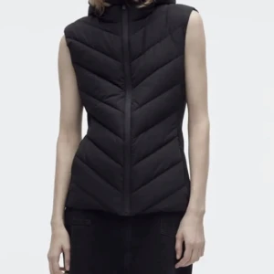 Zara väst - Säljer denna västen du kan buda & meddela mig så kan vi diskutera. Snabba på tills den blir såld🖤