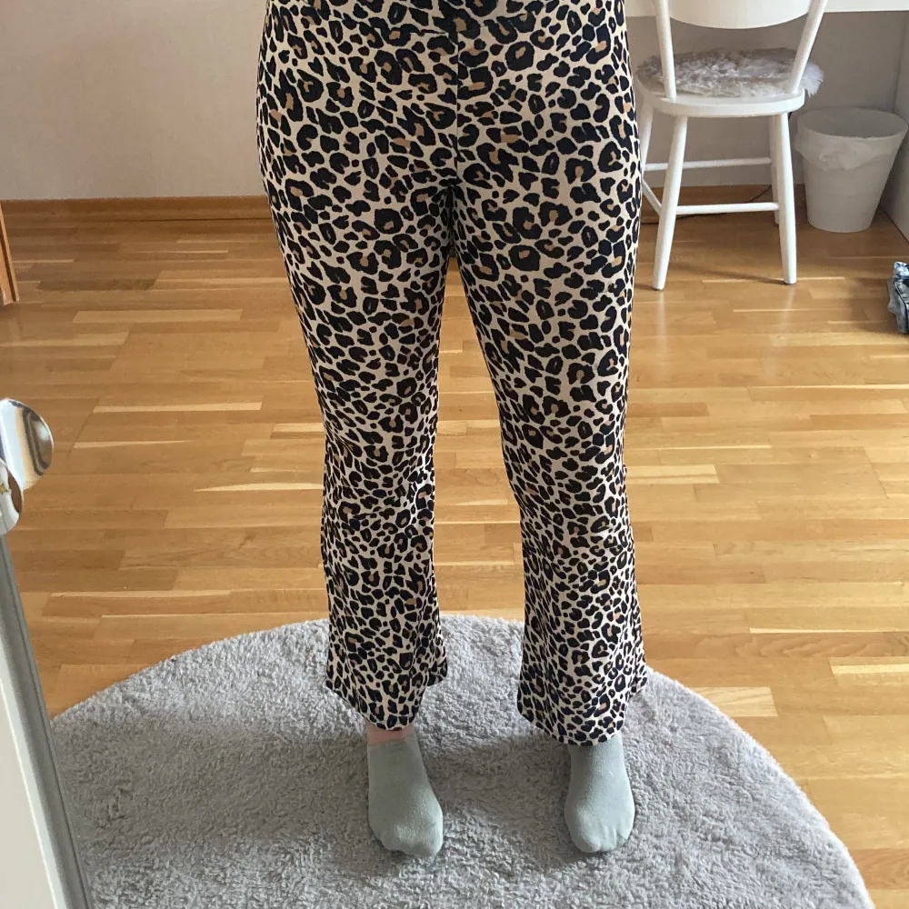 Säljer mina superfina leopardbyxor med resår i midjan. Säljer pga att de är för korta för mig som är 173 cm. Använda ett fåtal ggr💕🐆. Jeans & Byxor.