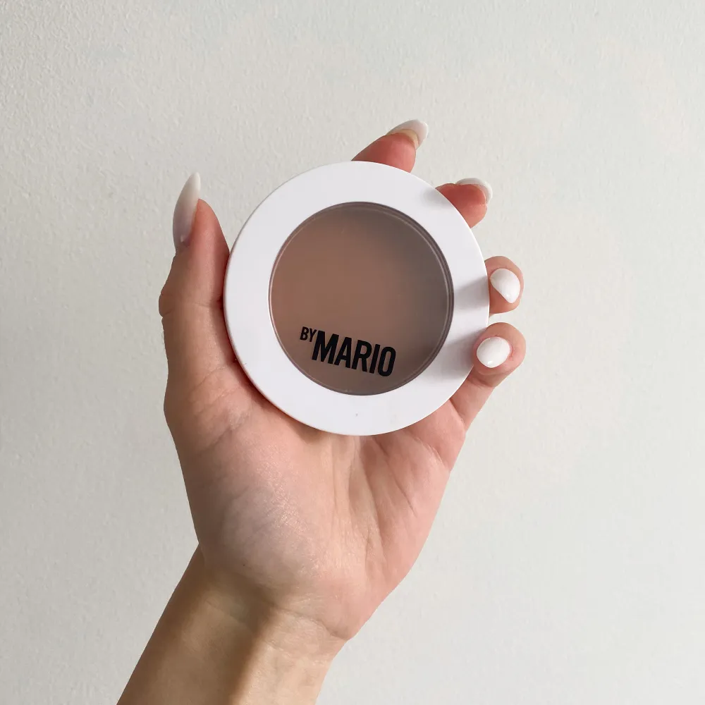 🤍HELT OANVÄND bronzer balm (Enhancer på hemsidan) från Makeup by Mario! Köpte för orginalpris 425kr, säljer för 250 + 29kr frakt 🤍FÖRST TILL KVARN, bara seriösa köpare!! Färg Light. Övrigt.