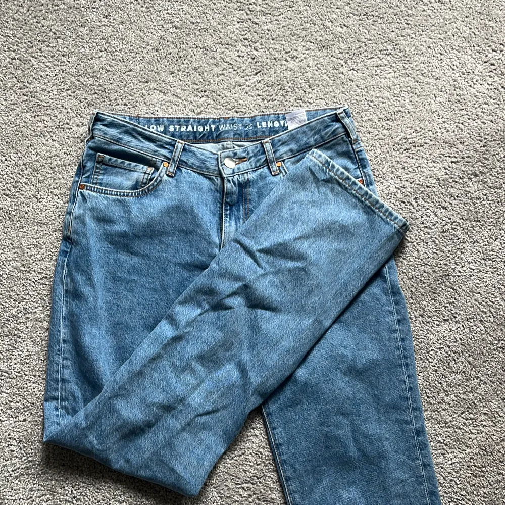 Fina jeans från bikbok köpt för 699kr men bara använda 3 ggr så säljer för 500kr. Jeans & Byxor.