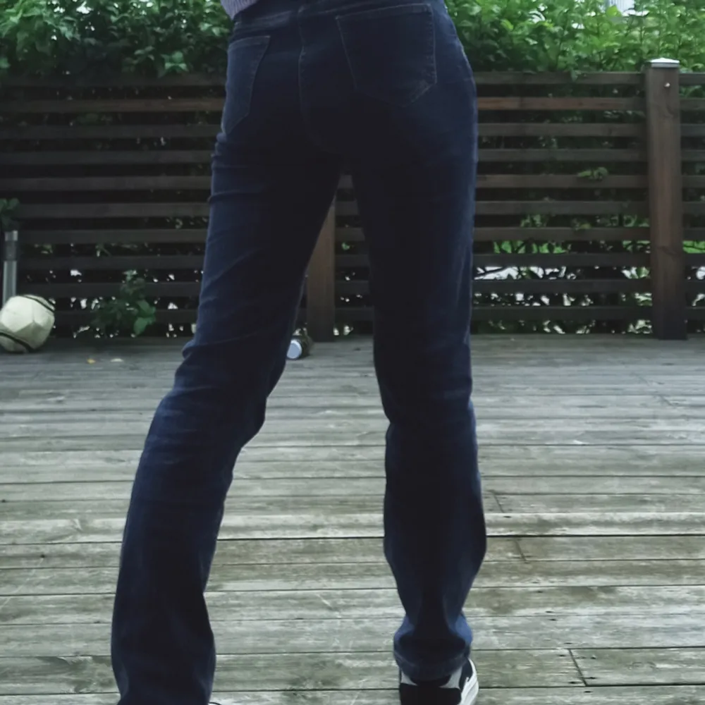 jättefina mörkblåa flare/straight jeans som jag köpte utomlands. De är tunt fodrade, perfekta till vintern och hösten! Jag är 170. Välj gärna köp nu💕. Jeans & Byxor.