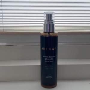 Nu säljs min golden shimmer glow mist från Hickap. Testad 1 gång, 99% full, (de är inte fylld hela vägen upp oköpt heller) Den ger en fin solkysst look, blir inte fläckig men den kommer aldrig till användning. Skicka pm vid intresse/frågor🫶🏻ord pris: 269kr